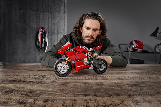 레고 테크닉 Ducati Panigale V4 R
