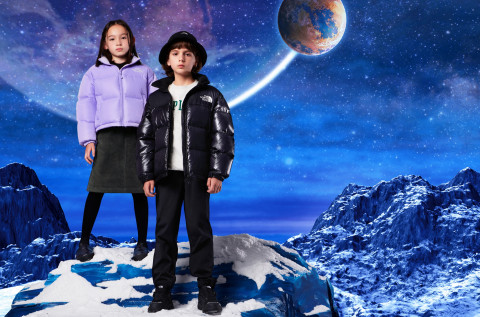 키즈 버전의 눕시 재킷을 비롯해 노스페이스 키즈 윈터 컬렉션을 착용한 어린이 모델들