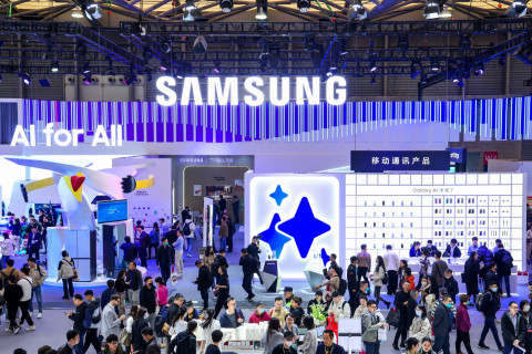 AWE 2024가 열리고 있는 중국 상하이 삼성전자 전시관에서 관람객들이 다양한 제품과 솔루션을 체험하고 있다