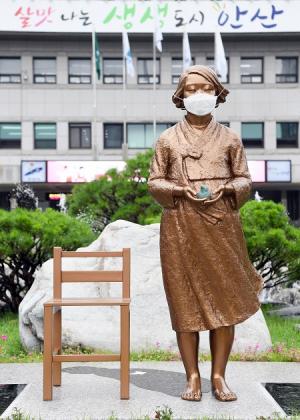 마스크 쓴 안산시청 앞 평화의 소녀상 '화제'