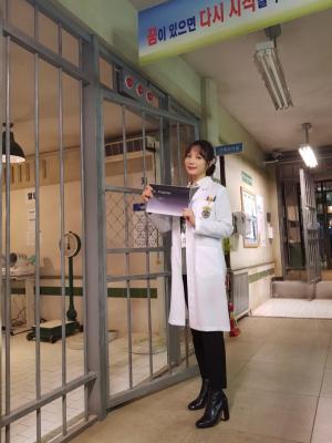 이민영, KBS '닥터 프리즈너' 대본 인증샷..."걸 크러시한 약제사, 새롭고 설레는 역할"